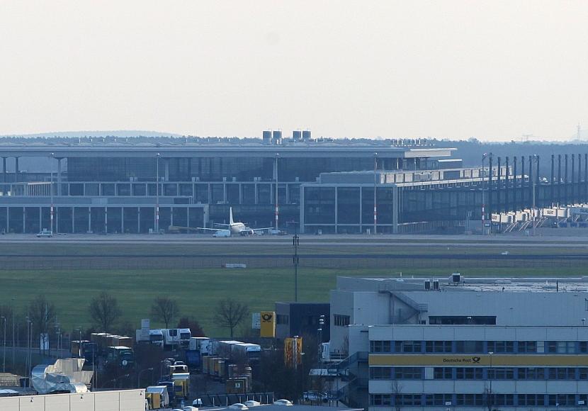 Aggressiver Passagier zwingt Flugzeug zur Landung am BER