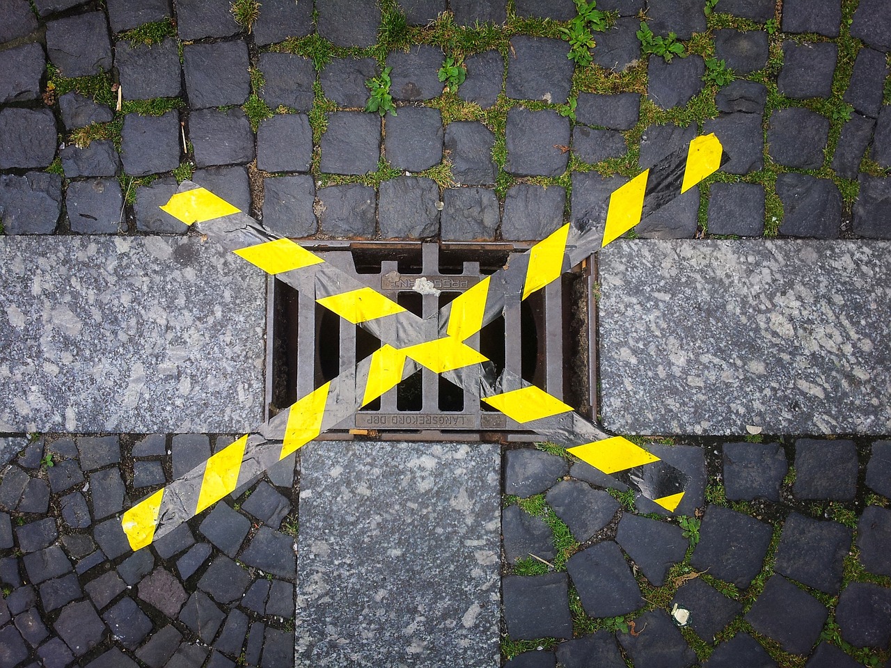 Horror-Fund in Braunschweig: Toter Mann steckt in Gullyschacht