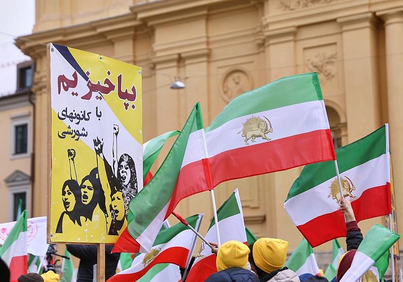 Angehörige iranischer Regime-Opfer fordern Maßnahmen gegen Teheran