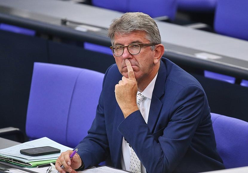 Kritik an „Kulturkampf-Minister“ Weimer wegen Genderverbots