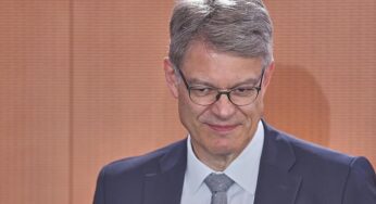 Schnieder will langfristige Lösung für Deutschlandticket finden