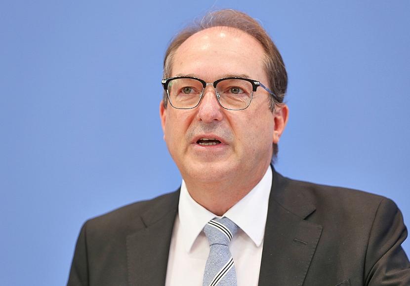 Dobrindt will Selbstbestimmungsrecht vor Missbrauch schützen