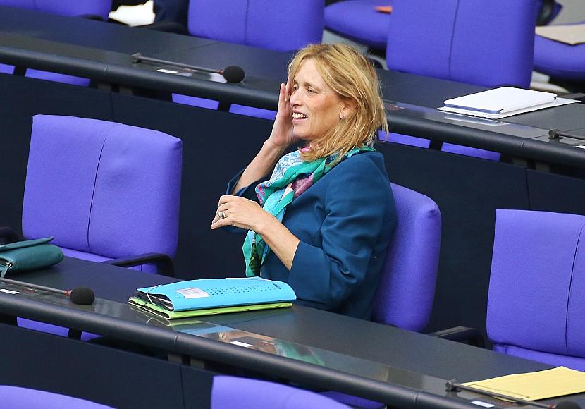 Prien lässt Förderprogramm „Demokratie leben“ umbauen