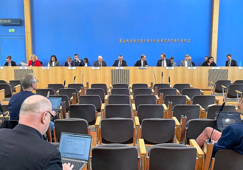 Bundesregierung will Trump-Lob nicht bewerten