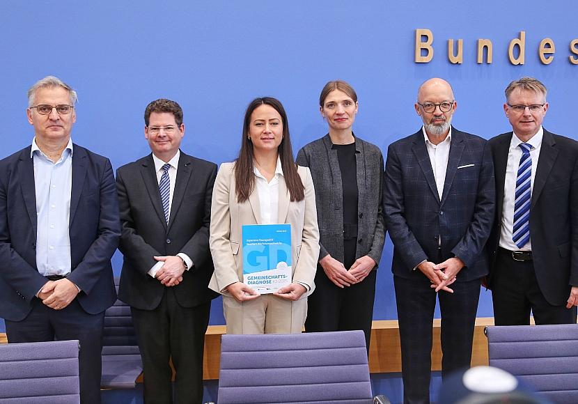 Wirtschaftsinstitute heben Konjunkturprognose minimal an