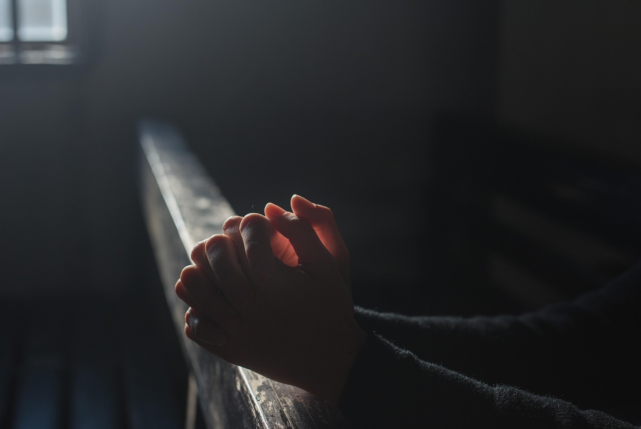 Mann fährt mit Auto in Kirche und eröffnet das Feuer