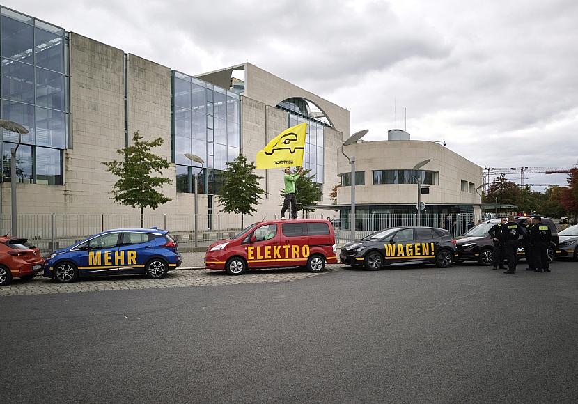 Auto-Gipfel: Greenpeace pocht auf zügigen Umstieg auf E-Mobilität