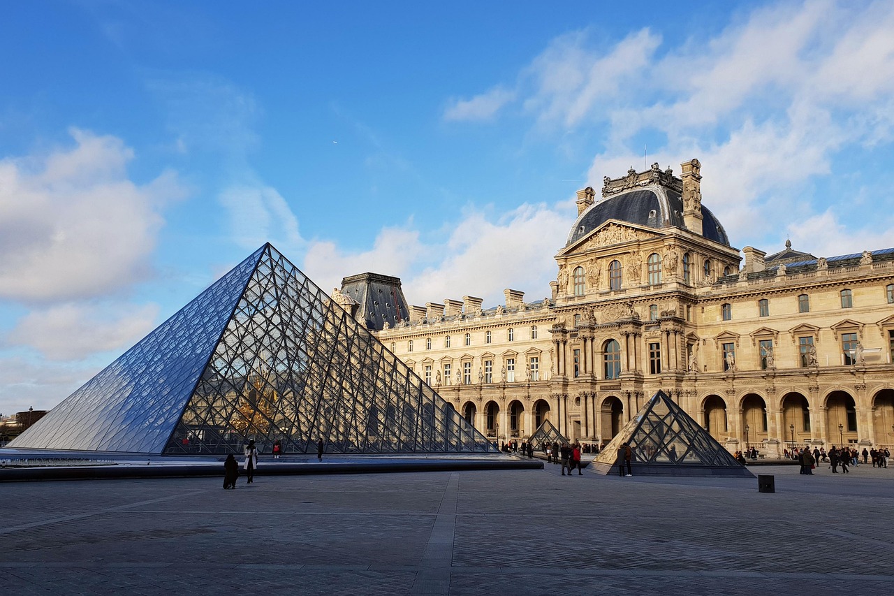Filmreifer Raubüberfall auf Louvre-Museum: Beute auf der Straße!