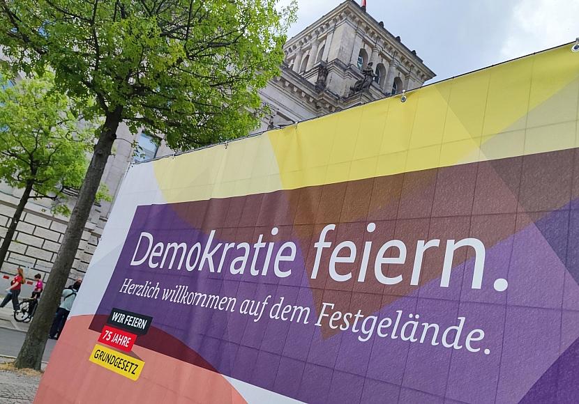 Umfrage: Vertrauen in Demokratie bröckelt