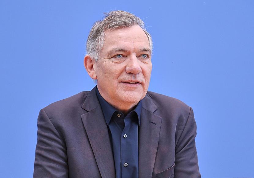 Van Aken wirft Merz Kolonialdenken vor