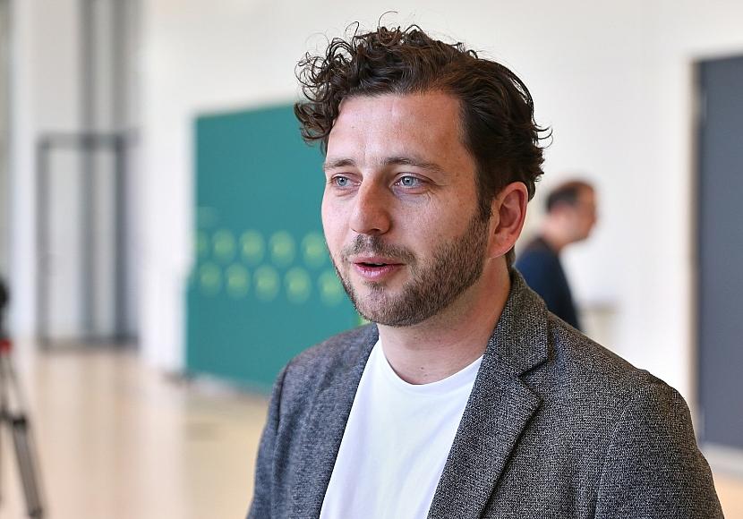 Banaszak fordert Digitalsteuer für KI-Konzerne