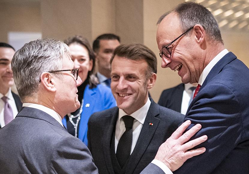 Merz plaudert mit Starmer und Macron beim Abendessen