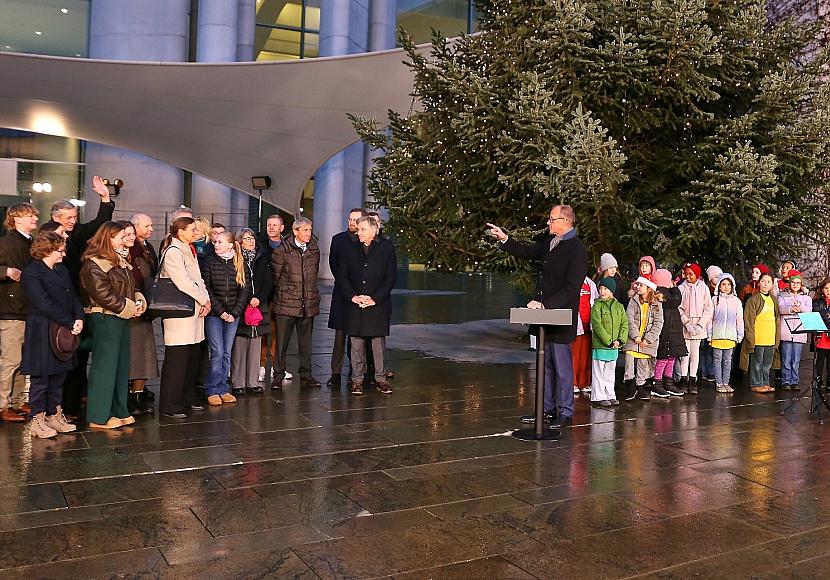 Merz nimmt Weihnachtsbaum aus dem Sauerland für Kanzleramt entgegen