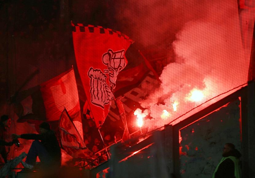 Reul verteidigt Pläne für verschärfte Maßnahmen in Stadien