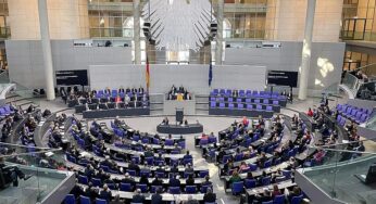 Knigge-Chef mahnt besseres Benehmen im Bundestag an