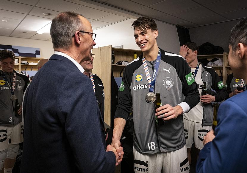 Merz gratuliert deutschen Handballern in der Kabine