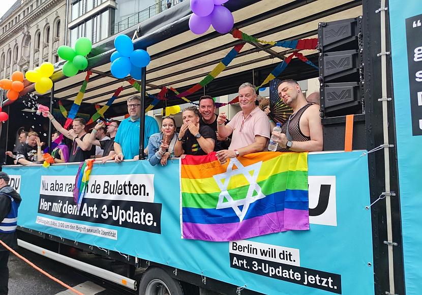 Queerbeauftragte will Kanzler Merz auf CSD-Wagen einladen