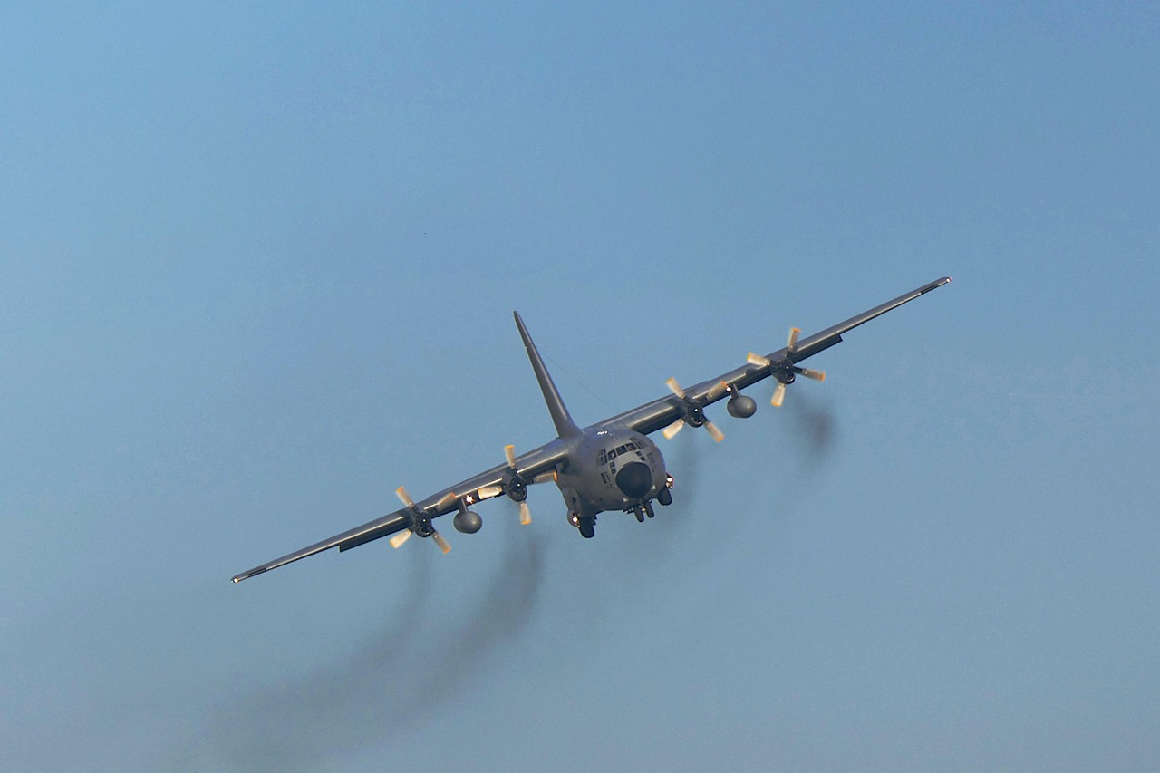 Viele Tote und Verletzte: Verheerender Flugzeugabsturz auf stark befahrener Straße