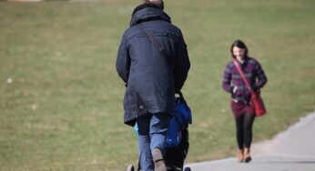 Studie: Väter übernehmen weniger Versorgungstätigkeiten für Kinder