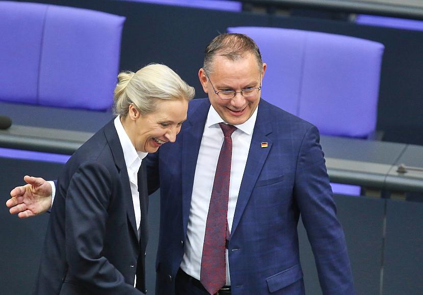 Forsa: AfD trotz leichter Verluste weiter vor Union