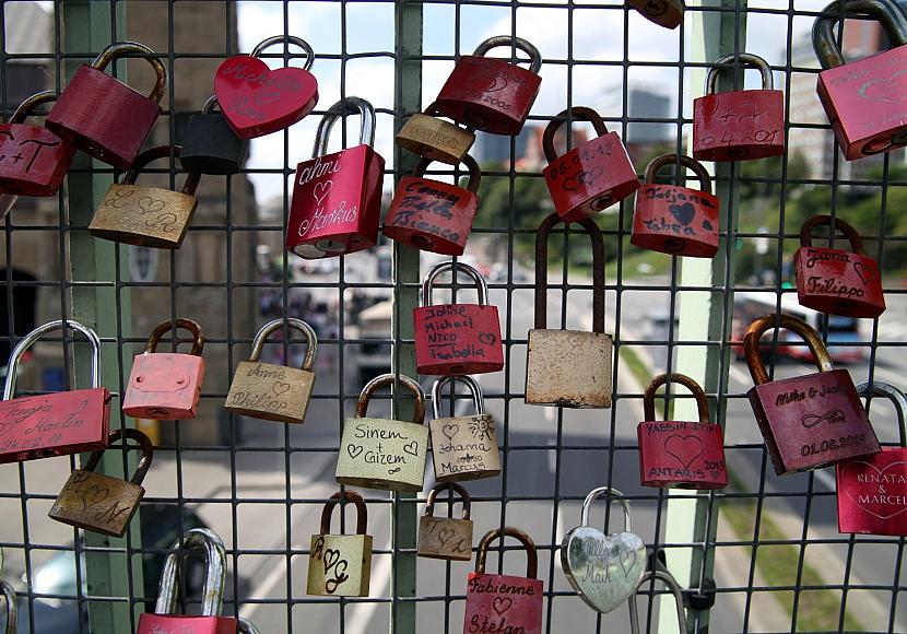 Standortfreigabe in Beziehungen: Jeder Siebte teilt dauerhaft