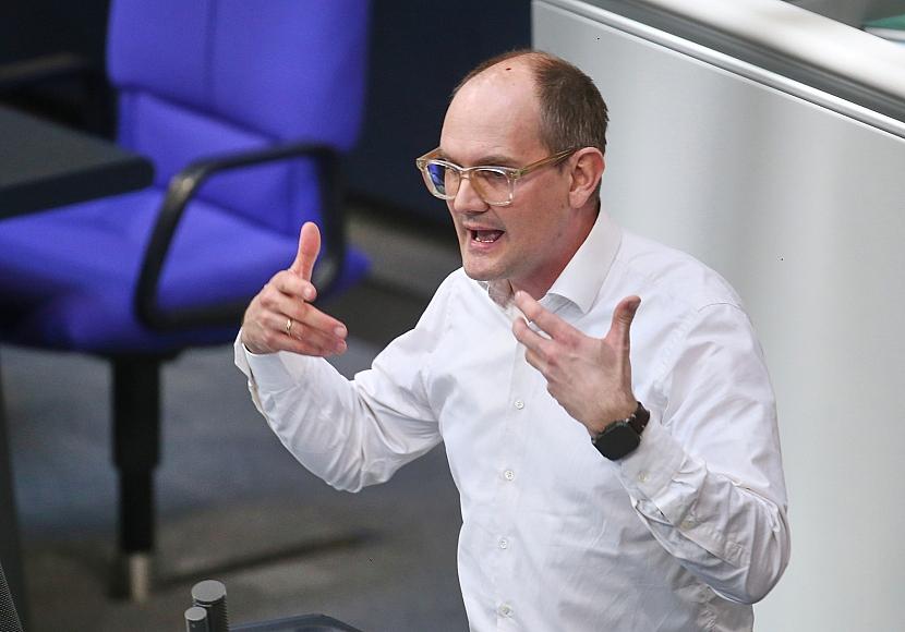 Grünen-Politiker Dahmen will Deutschland notfalls mit der Waffe verteidigen