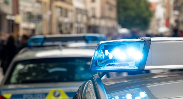 Schwer bewaffnete Polizei im Großeinsatz: Tödlicher Angriff auf Rathaus