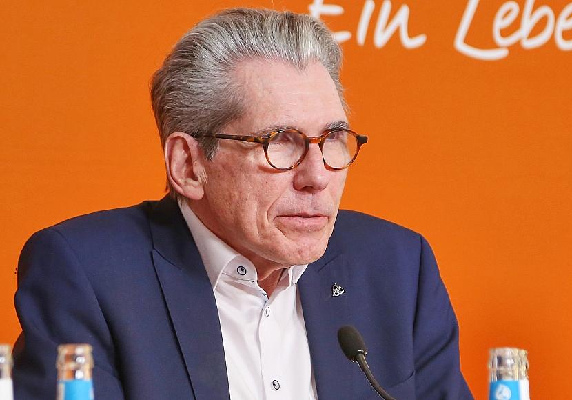 DAK-Chef fürchtet Belastung Kinderloser durch Pflegereform