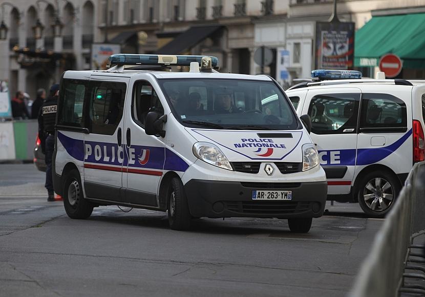 Bundesregierung blickt besorgt auf Lage in Frankreich