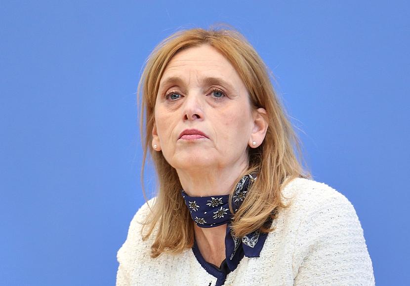 Prien sagt kommunalen Demokratie-Projekten Unterstützung zu