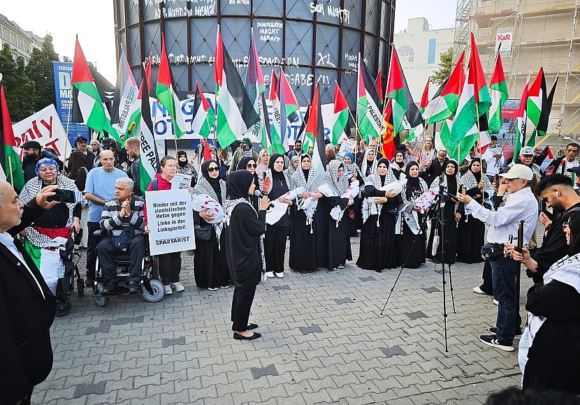Palästinenser demonstrieren am Jahrestag des Hamas-Anschlags