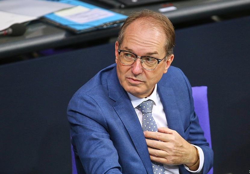 Dobrindt warnt vor Allianz aus Linksextremisten und Migranten